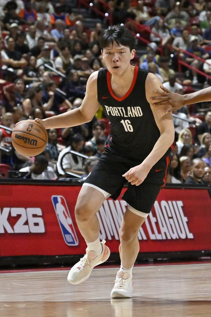 华体会娱乐平台-张佳玮：首节杨瀚森没完全跟进节奏 护筐时靠预判和位置感都到位