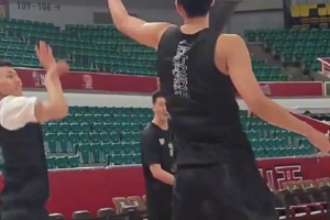 华体会体育体验-广东今日训练氛围认真且轻松 徐昕给徐杰&amp;小胡当陪练练习底角三分