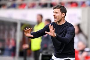 西媒：皇马已经告知阿隆索，索拉里将作为临时教练带队参加世俱杯