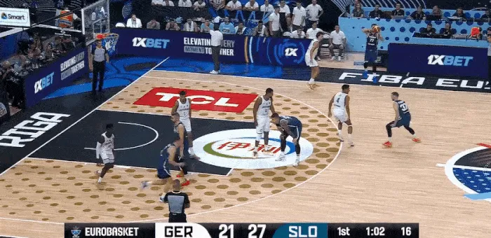 华体会中国官网-拉开分差！东契奇发边线球助队友三分命中，德国落后9分叫停