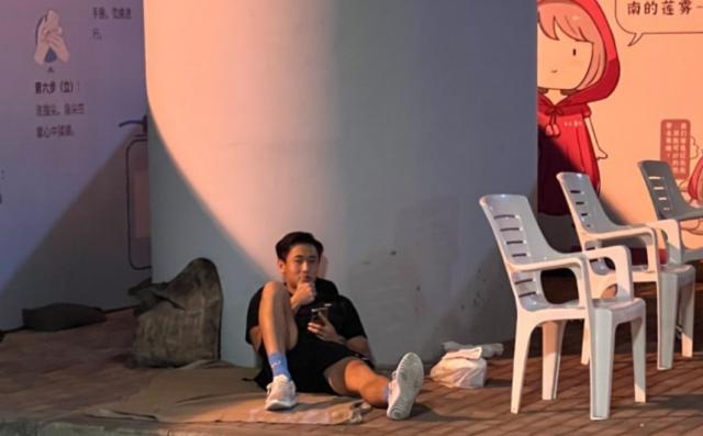 华体会官方平台-深圳队凌晨露宿海口街头：戴伟浚晒出“流浪汉”照