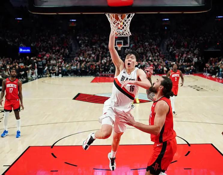 华体会娱乐平台-赛季最低！开拓者43-50猛龙，杨瀚森6分钟3篮板！